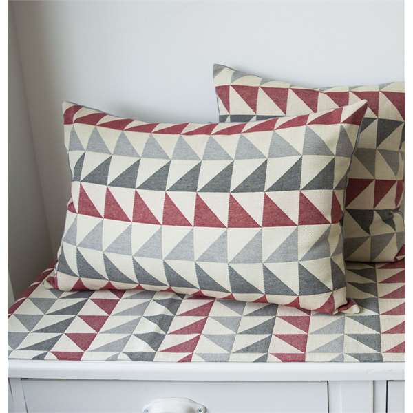 Cuscino geometrico rosso e grigio